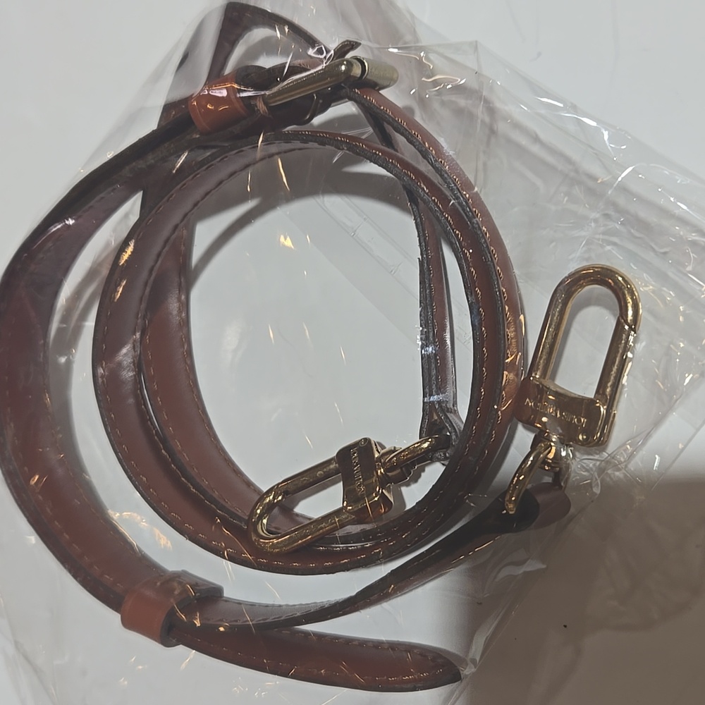 $3 START AUTH Auth Louis  Vuitton Kenya Brown leather crossbody strap